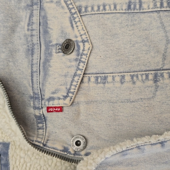 LEVI'S Light Wash Denim Jacket with Cream Sherpa lining Women's Sz L - Picture 3 of 9